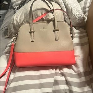 In like new condition Kate Spade Taupe and hot pink , can be crossbody!
